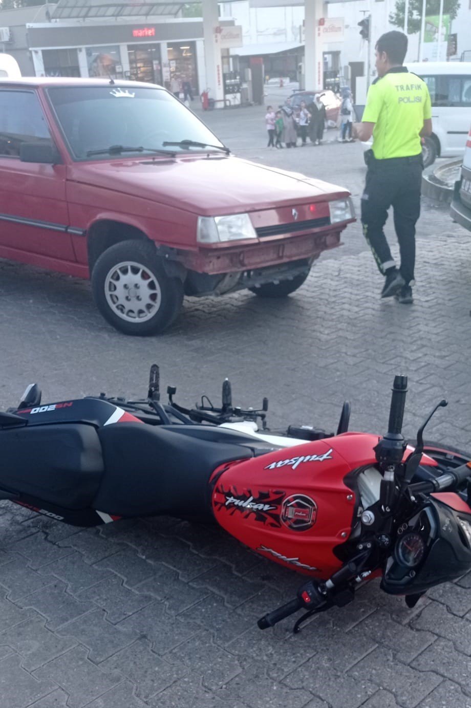 Motosiklet ile otomobil çarpıştı: 2 yaralı