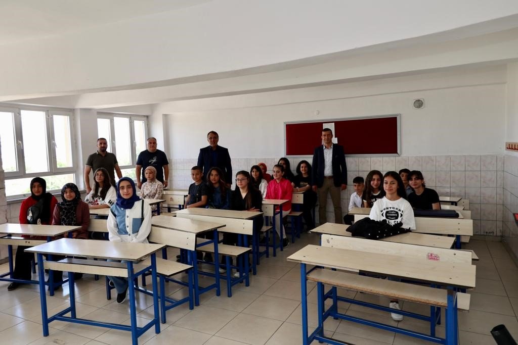 Başkan Savran öğrencilerin karne sevincine ortak oldu