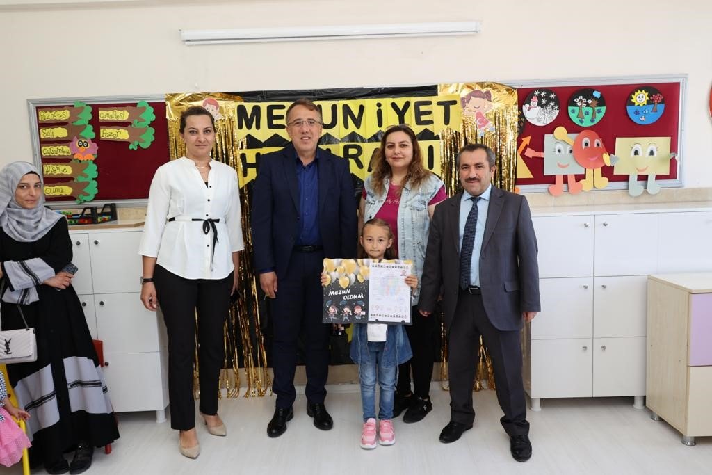 Başkan Savran öğrencilerin karne sevincine ortak oldu