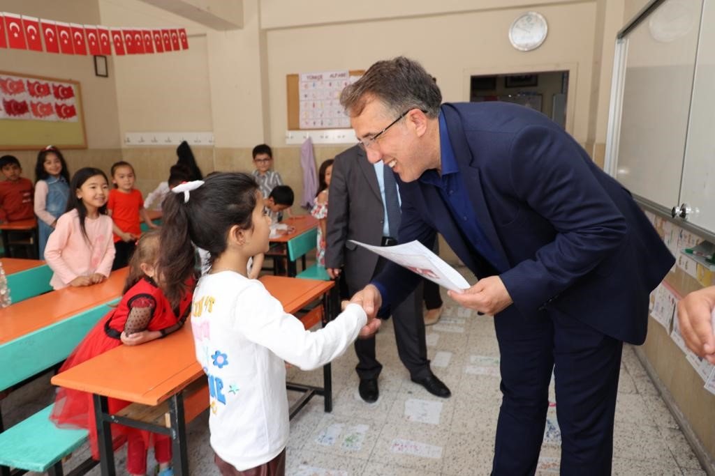 Başkan Savran öğrencilerin karne sevincine ortak oldu