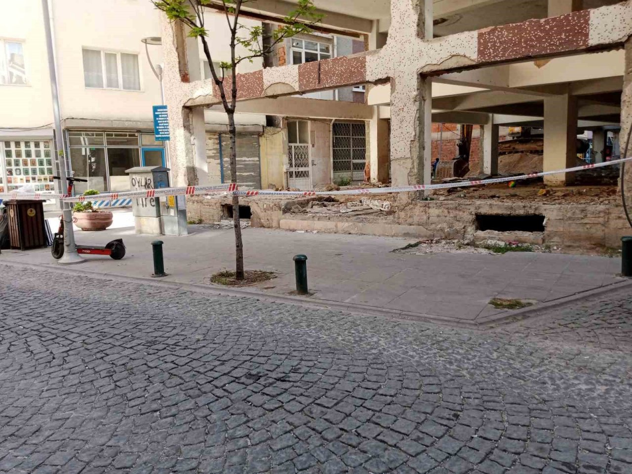 O bina yıkılmaya başlandı