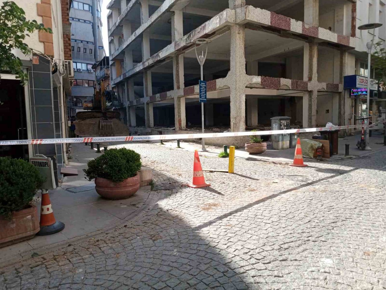 O bina yıkılmaya başlandı