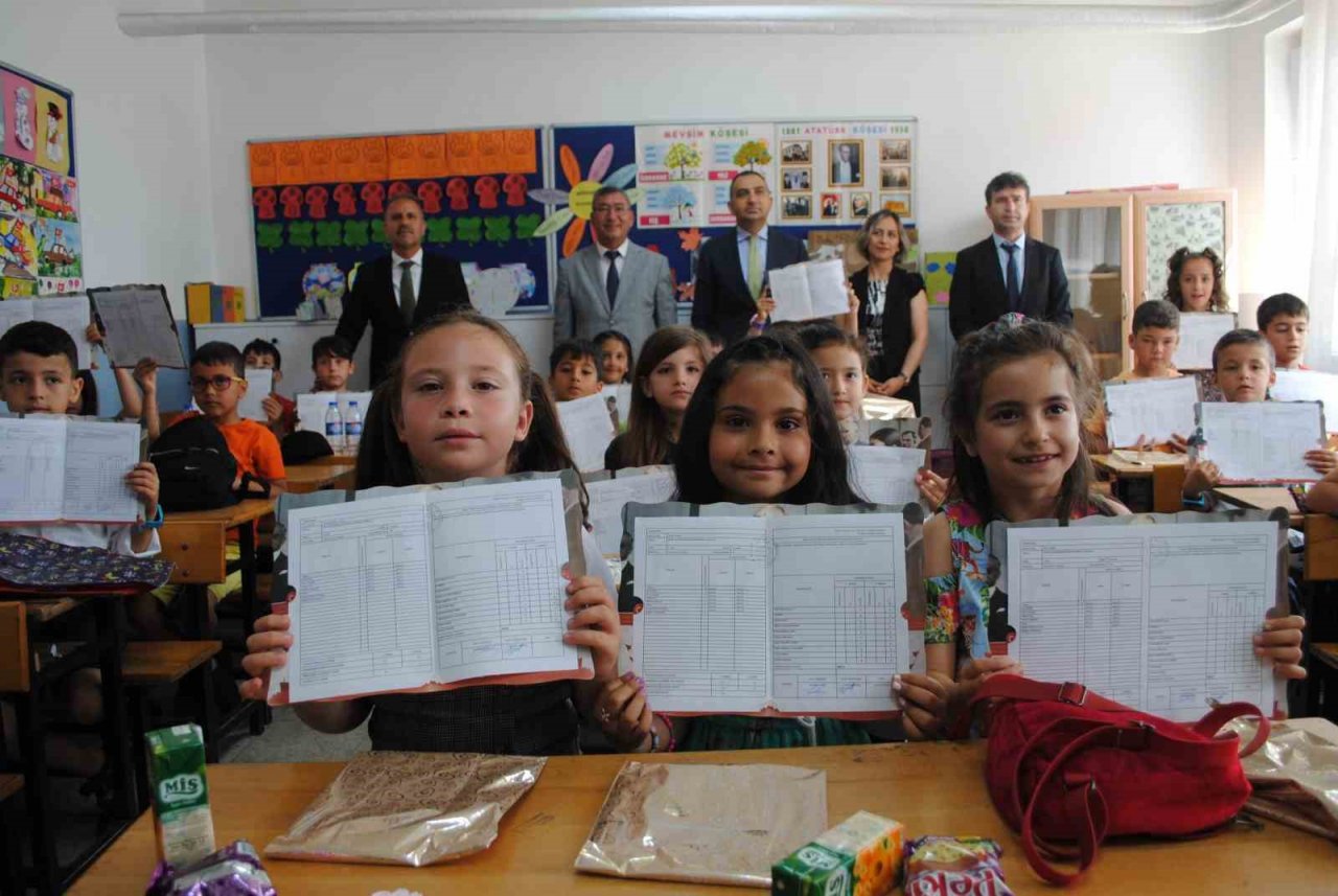 Eğirdir’de 4 bin 600 öğrenci karne sevinci yaşadı