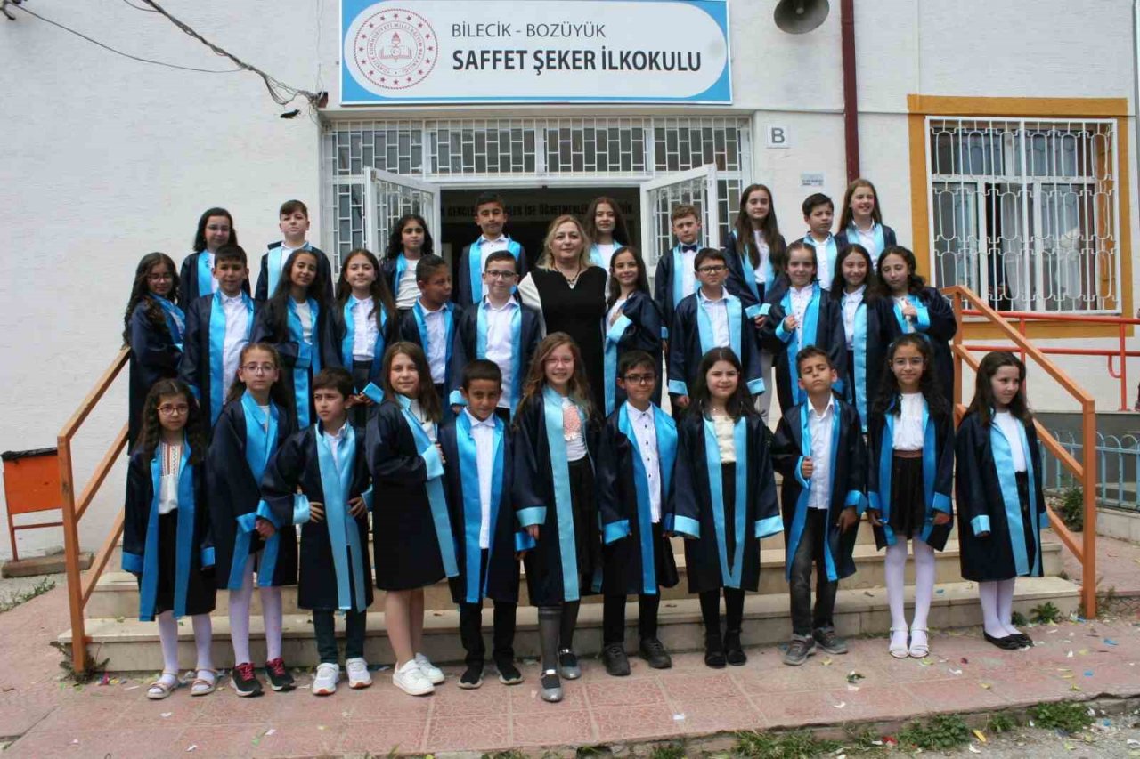 Öğrencilerin mezuniyet coşkusu