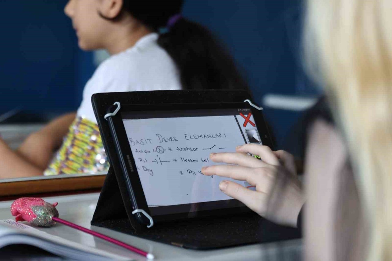 Türk Telekom’un az gören çocuklara destek olan uygulaması TahtApp’i kullanan Zenan Alsaç karnesini aldı