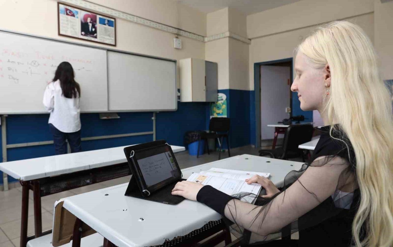 Türk Telekom’un az gören çocuklara destek olan uygulaması TahtApp’i kullanan Zenan Alsaç karnesini aldı