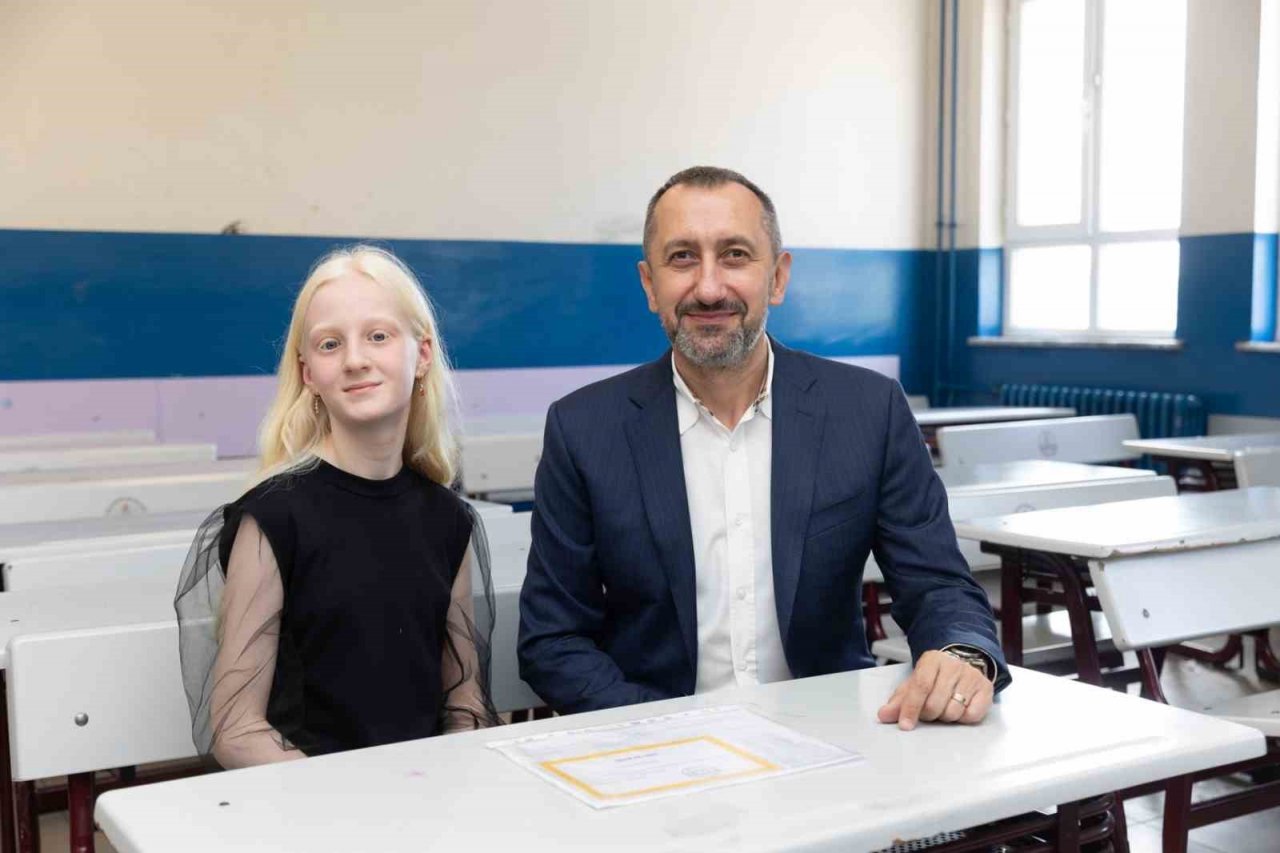 Türk Telekom’un az gören çocuklara destek olan uygulaması TahtApp’i kullanan Zenan Alsaç karnesini aldı