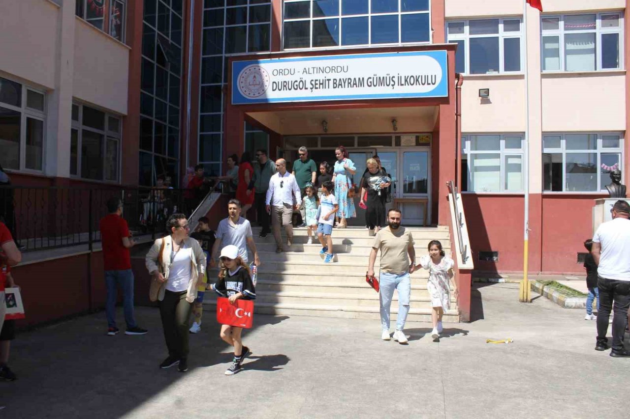 Ordu’da ikiz öğrencilerin karne heyecanı