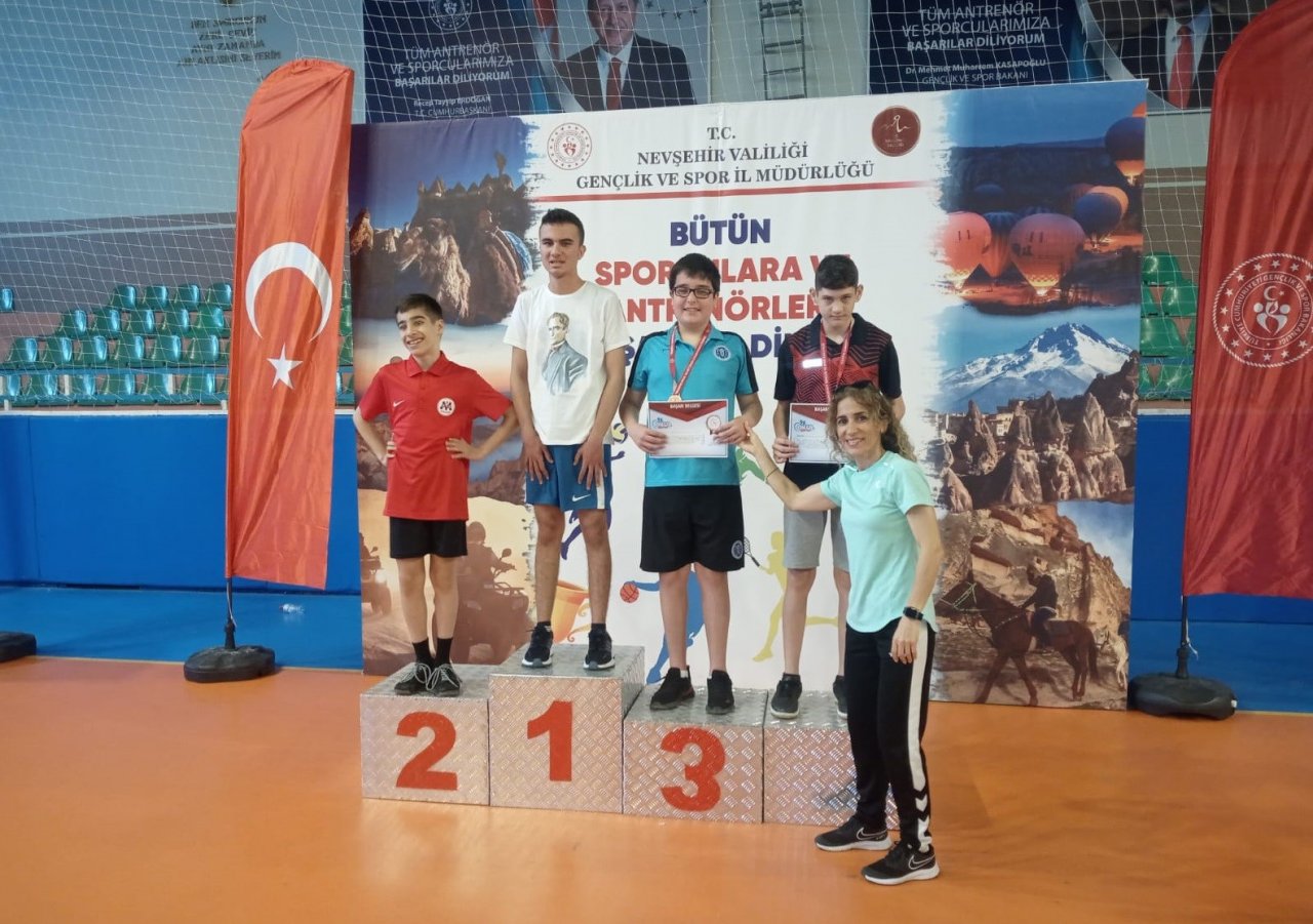 Otizmli gençler madalya sevinçlerini Başkan Çerçioğlu ile paylaştılar