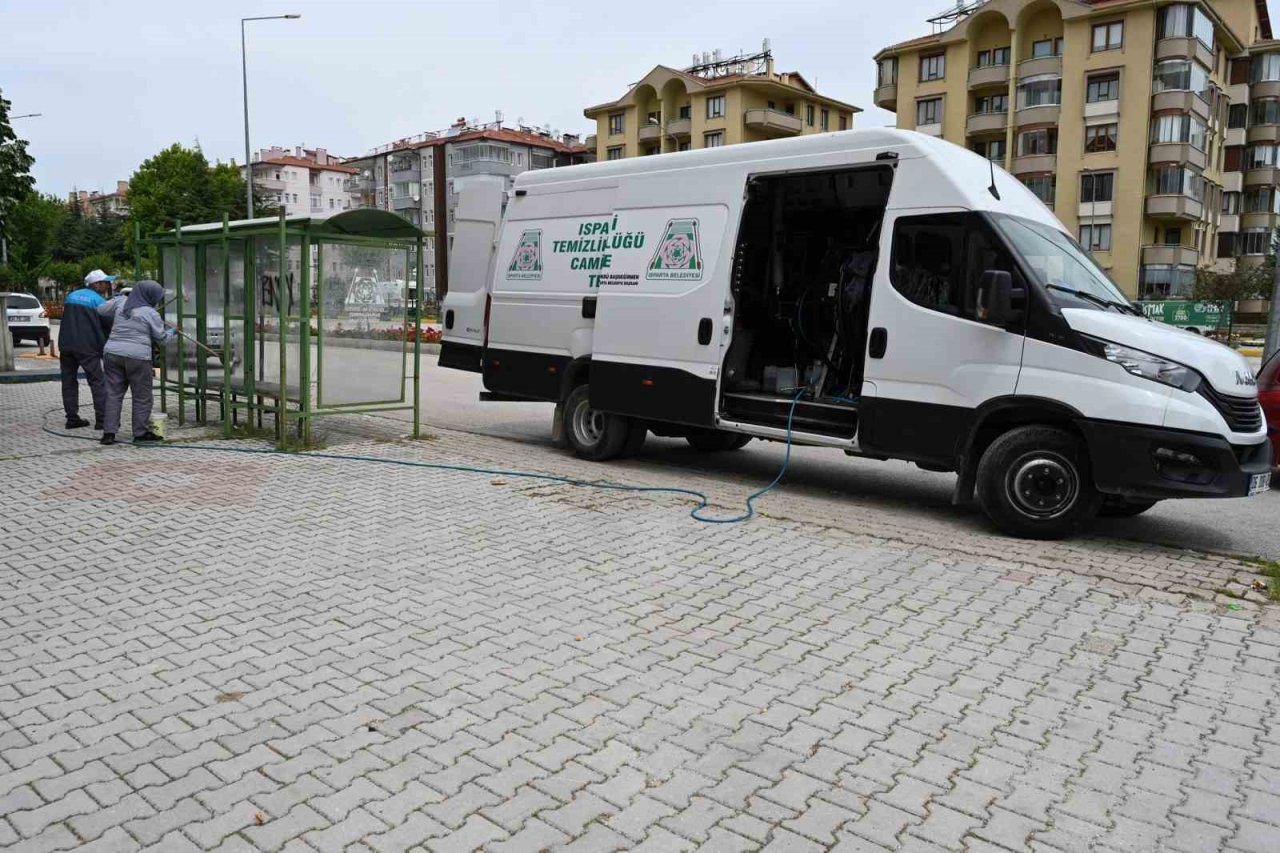 Otobüs durakları yıkanıyor
