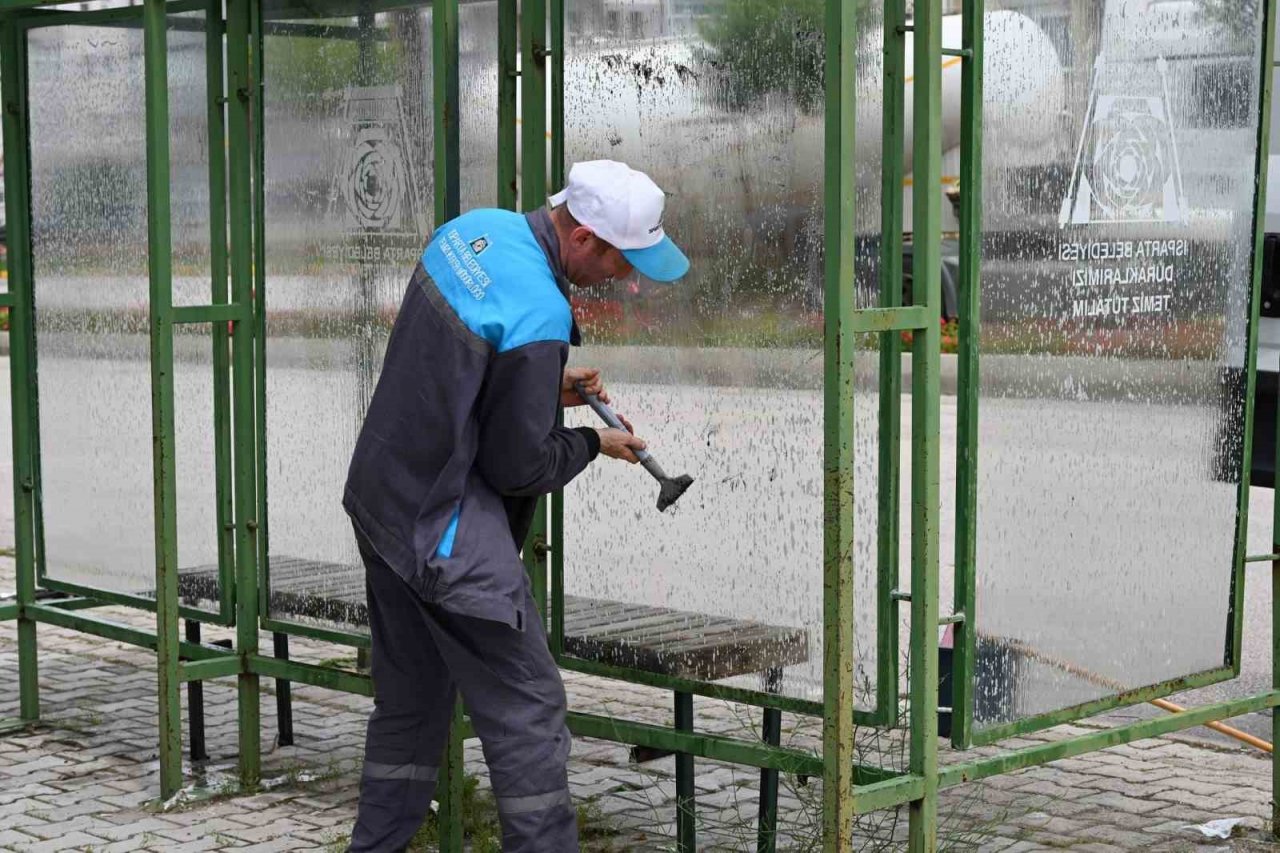 Otobüs durakları yıkanıyor
