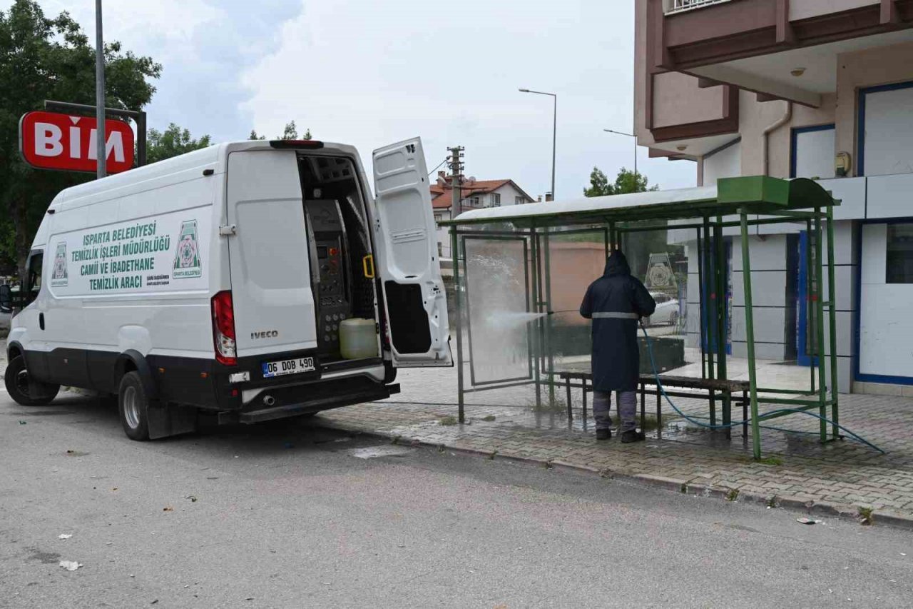 Otobüs durakları yıkanıyor
