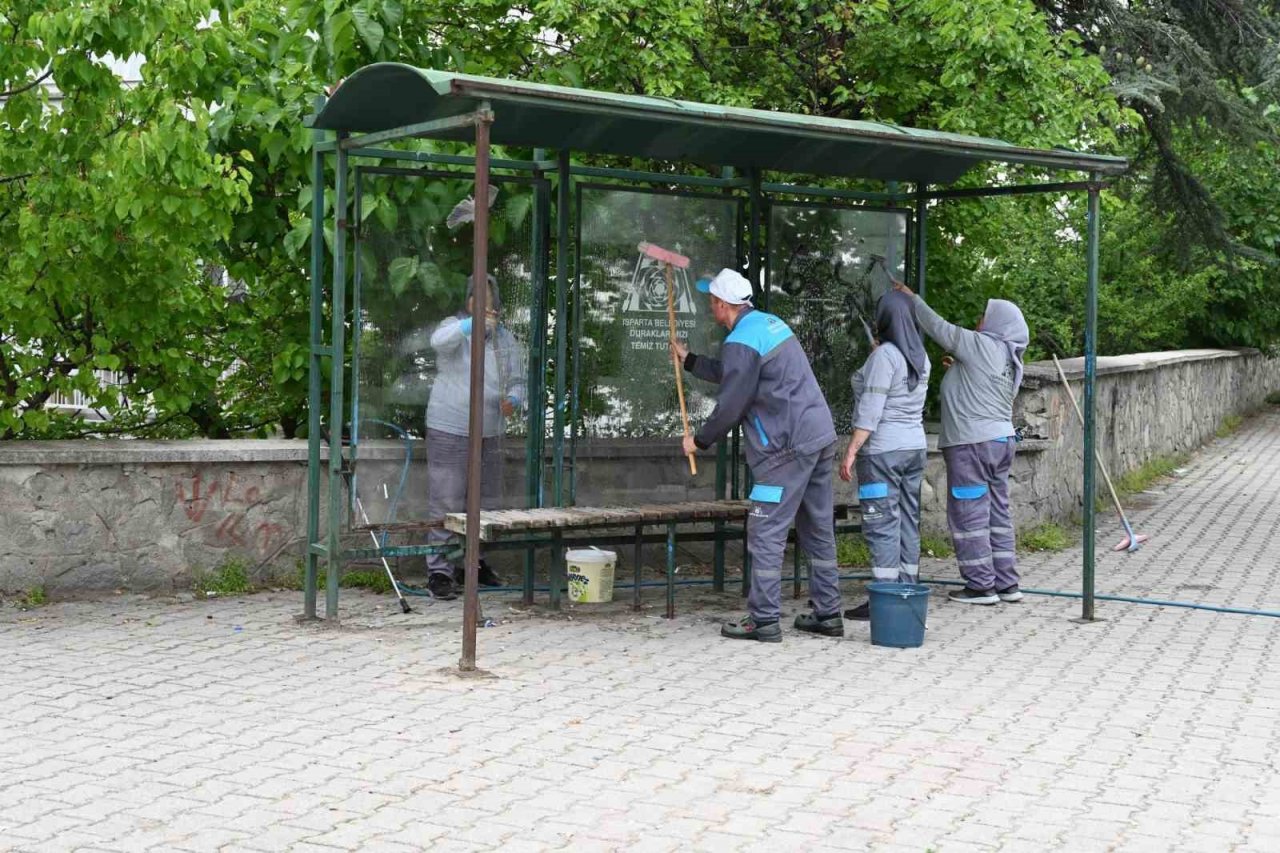 Otobüs durakları yıkanıyor
