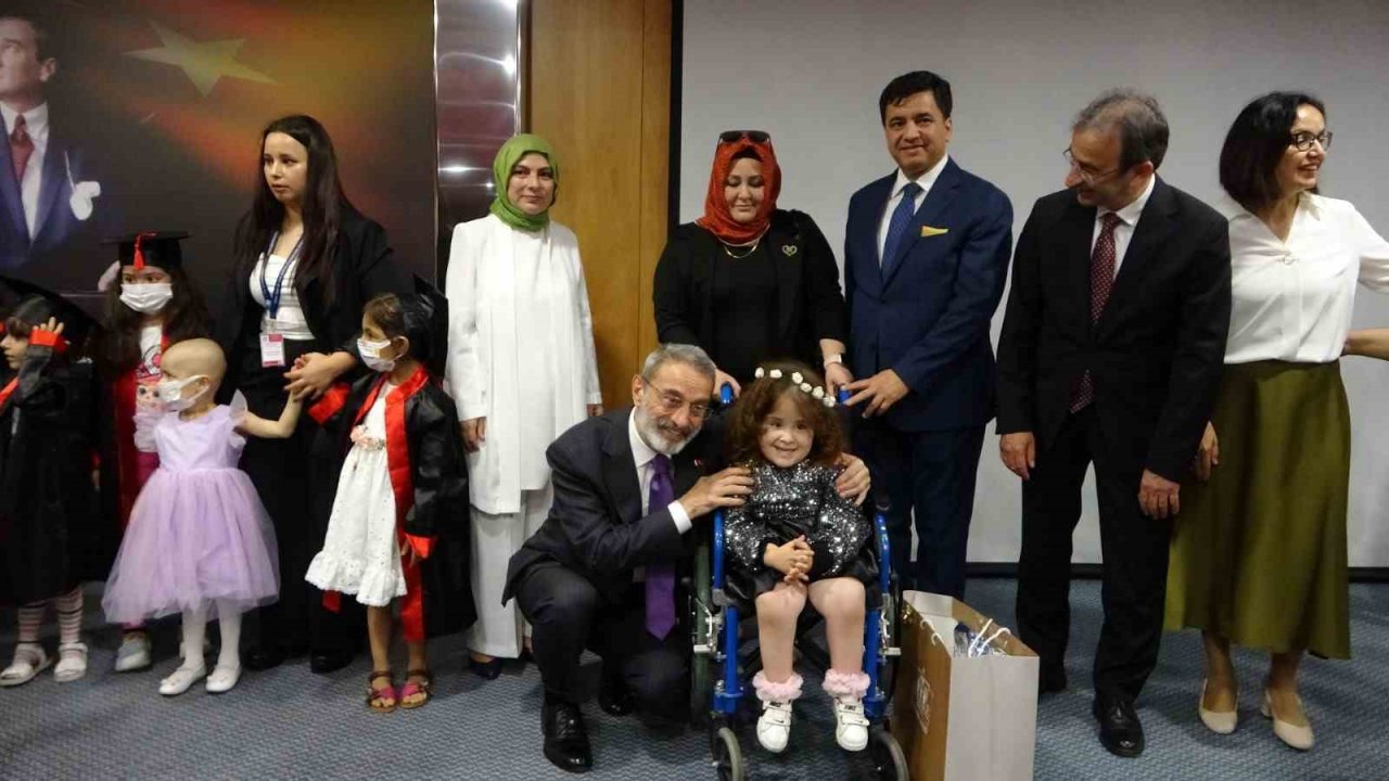 Pendik’te hastane sınıfı öğrencileri karne heyecanı yaşadı