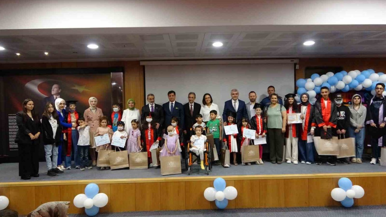 Pendik’te hastane sınıfı öğrencileri karne heyecanı yaşadı