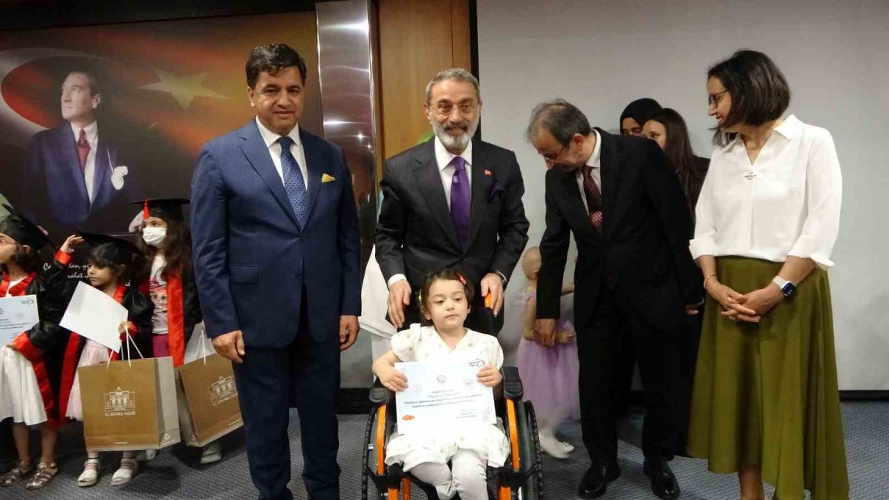 Pendik’te hastane sınıfı öğrencileri karne heyecanı yaşadı