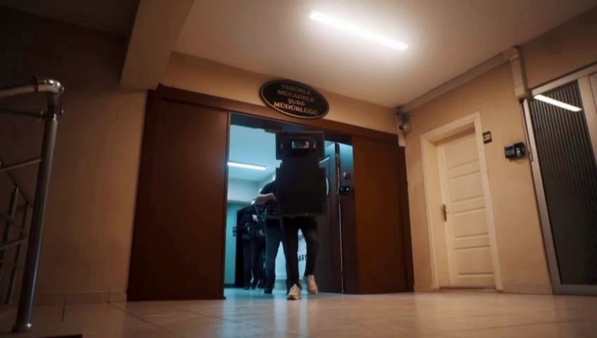 Film sahnesi değil, TEM’in operasyonu: 12 gözaltı
