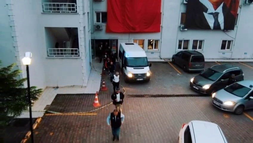 Film sahnesi değil, TEM’in operasyonu: 12 gözaltı