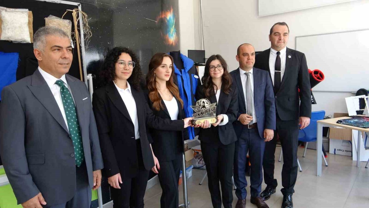 Antarktika’da bilim insanların giyebileceği teknolojik mont tasarladılar, ödülleri kaptılar