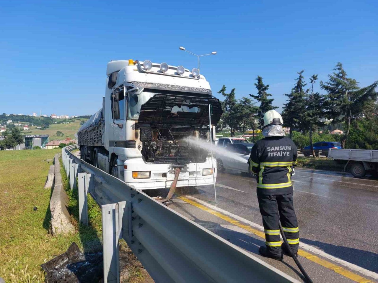 Kömür yüklü tırın motor bölümü yandı, faciadan dönüldü