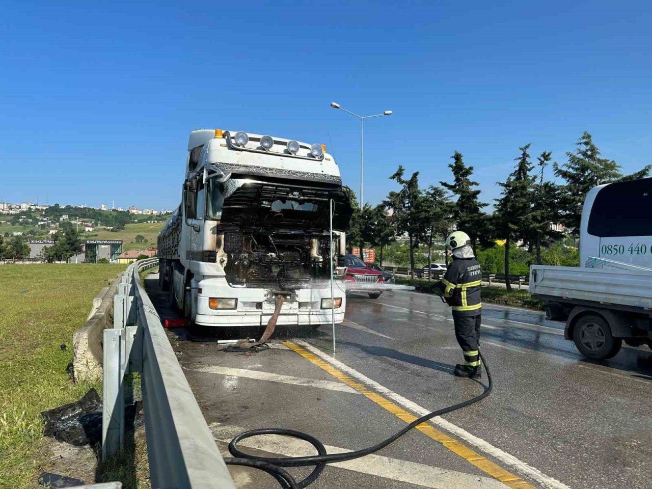Kömür yüklü tırın motor bölümü yandı, faciadan dönüldü