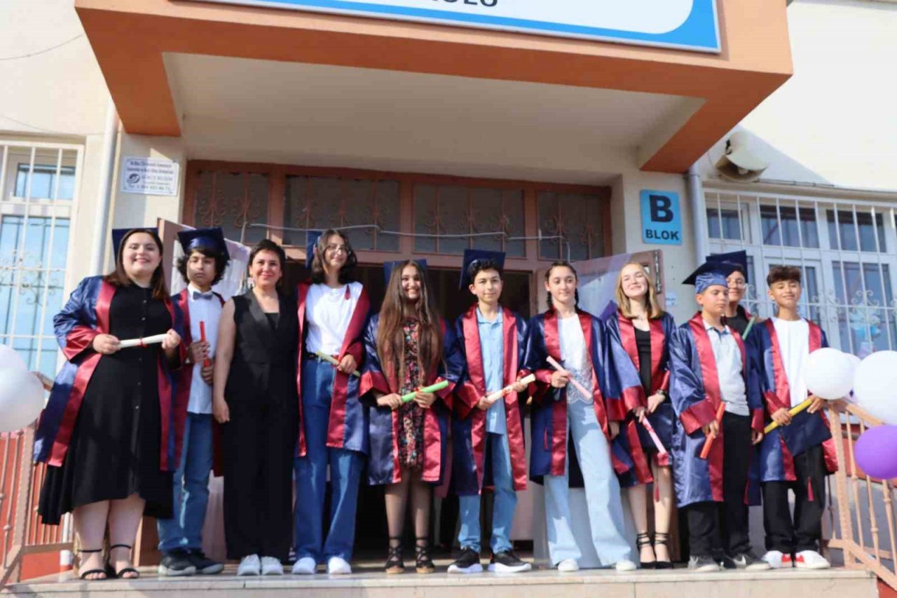Şehit Yunus Baykal Ortaokulunda mezuniyet sevinci