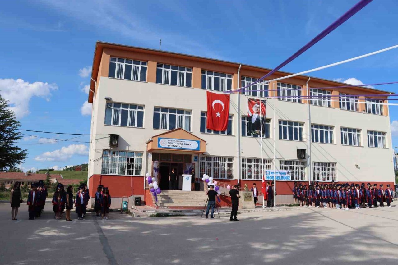 Şehit Yunus Baykal Ortaokulunda mezuniyet sevinci