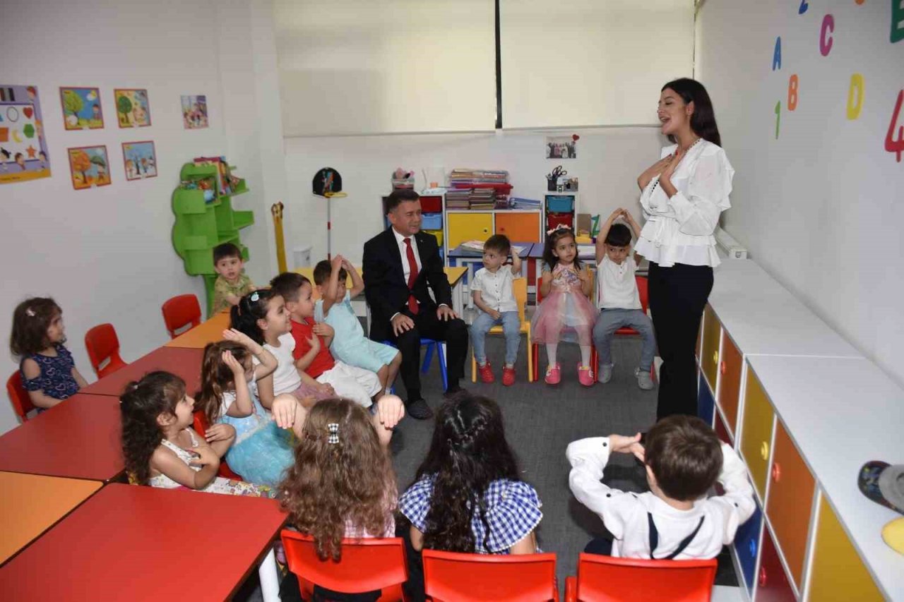 Şehzadeler’in minikleri karnelerini aldı