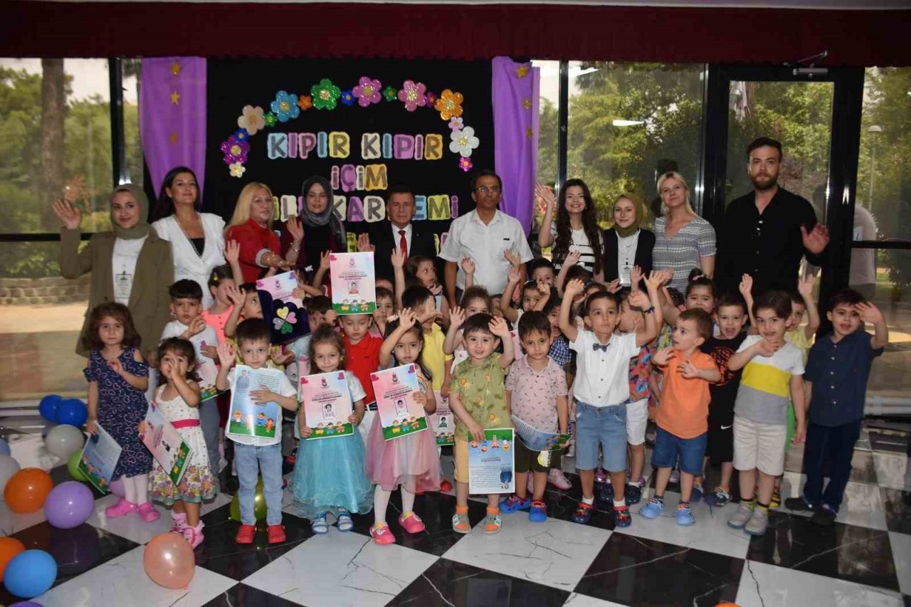 Şehzadeler’in minikleri karnelerini aldı