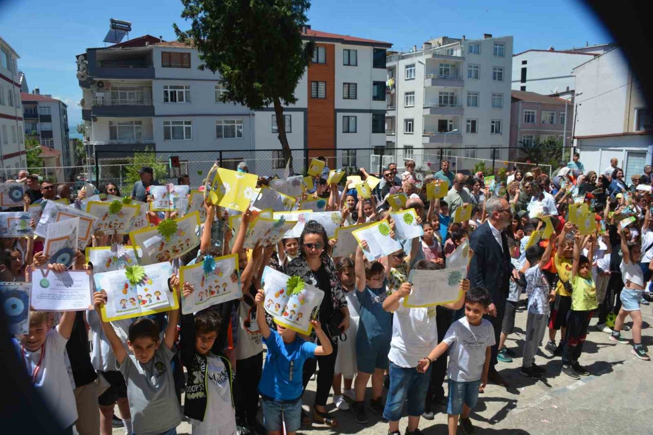 Sinop’ta öğrencilerin karne heyecanı