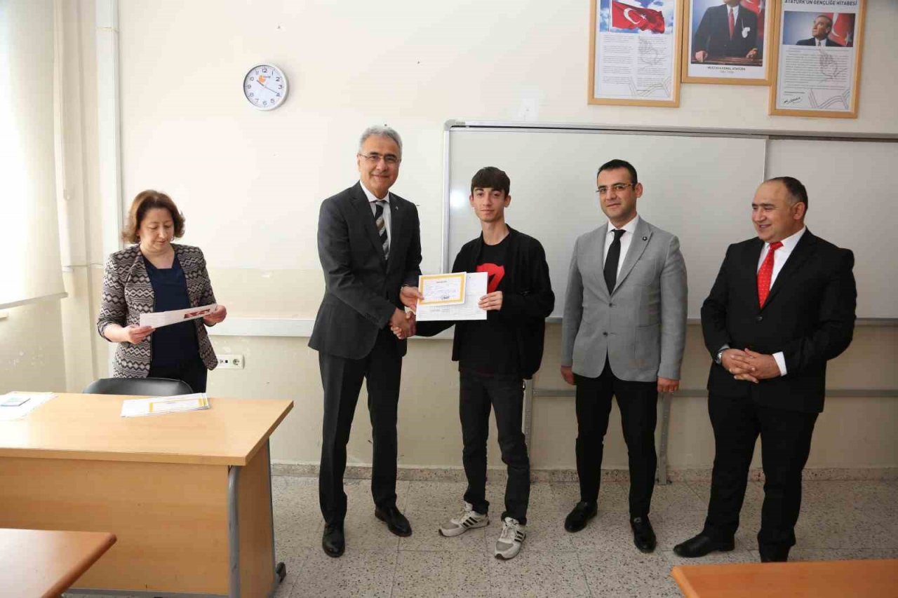 Özdemir, Öğrencilerin Karne Heyecanına Ortak Oldu