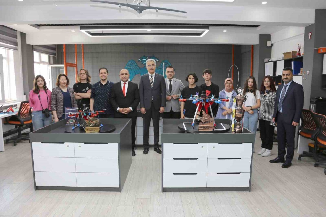 Özdemir, Öğrencilerin Karne Heyecanına Ortak Oldu