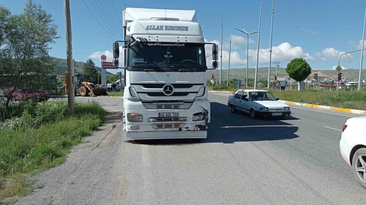 Sivas’ta tır ile otomobil çarpıştı: 4 yaralı