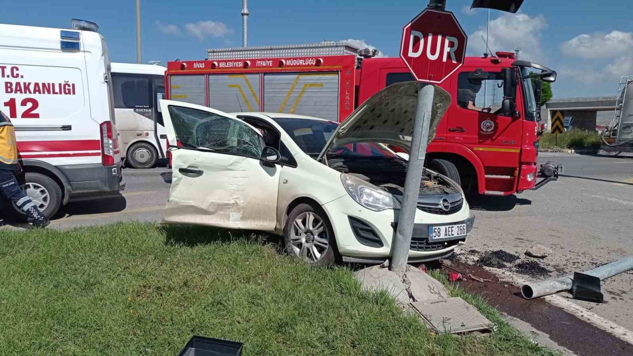 Sivas’ta tır ile otomobil çarpıştı: 4 yaralı