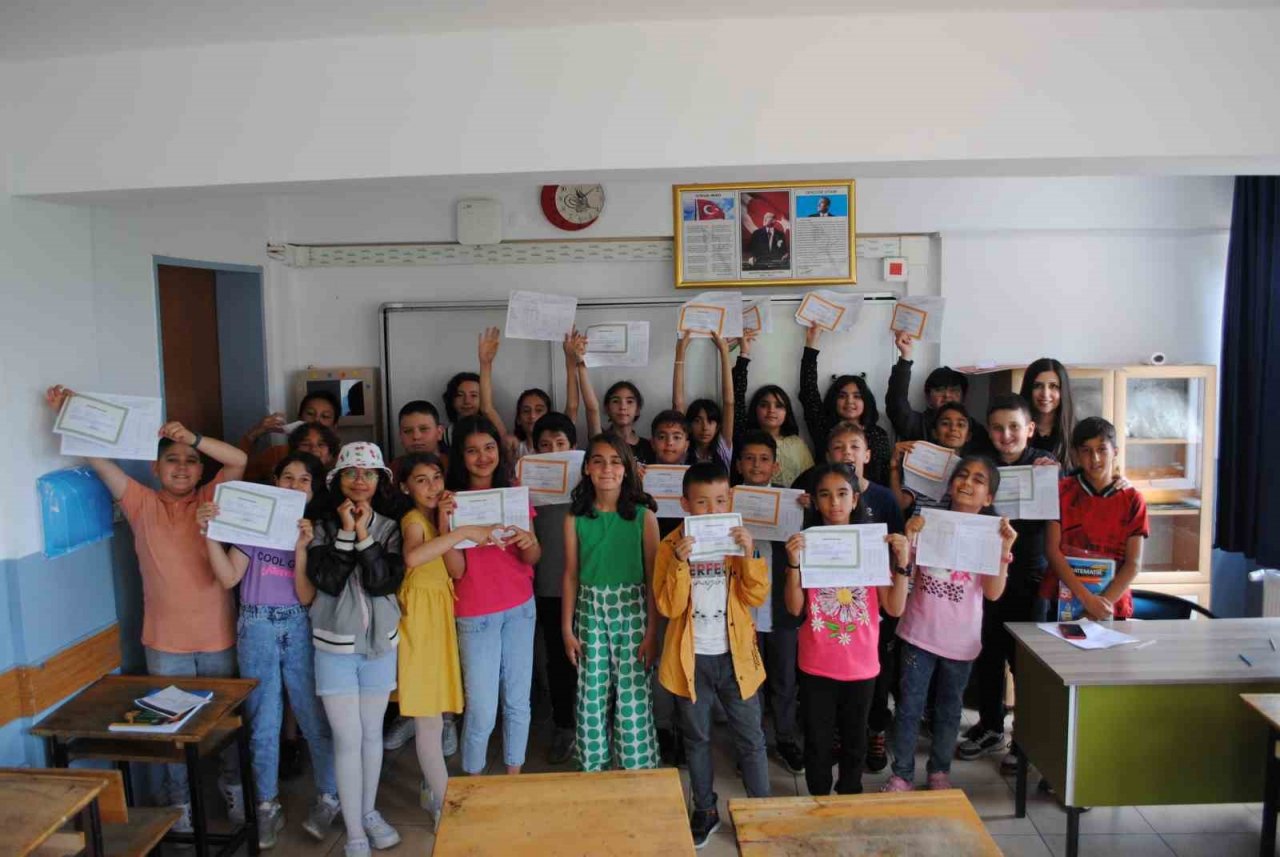 Eğirdir’de 4 bin 600 öğrenci karne sevinci yaşadı