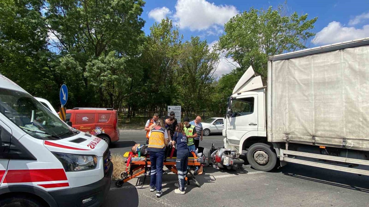 Çorlu’da motosiklet kamyonun altına girdi: 1 yaralı