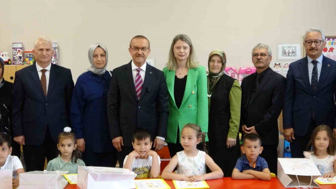 Minikler karnelerini valinin elinden aldı