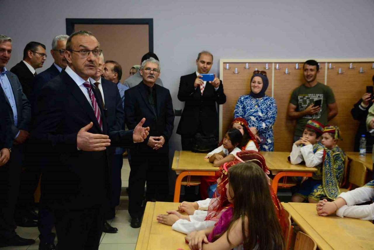 Minikler karnelerini valinin elinden aldı