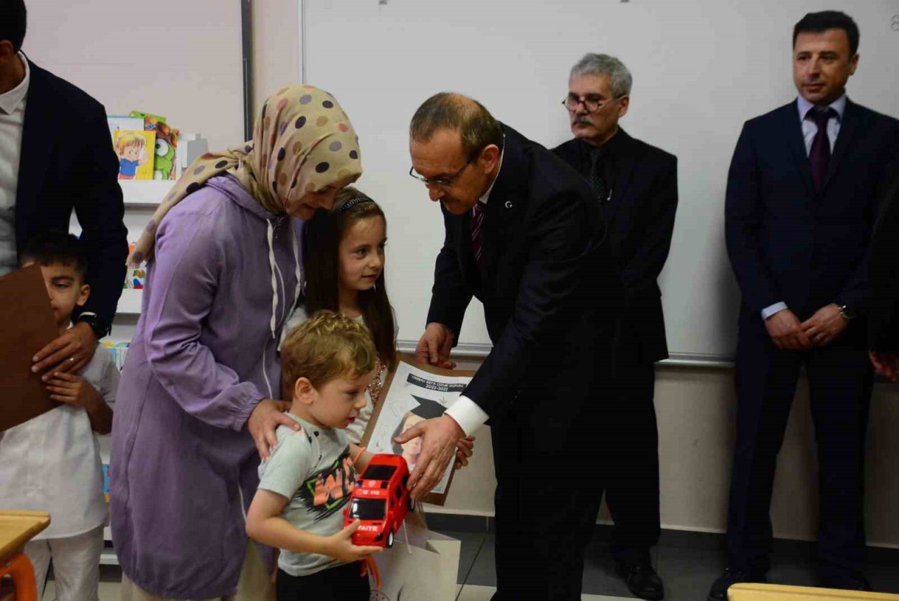 Minikler karnelerini valinin elinden aldı