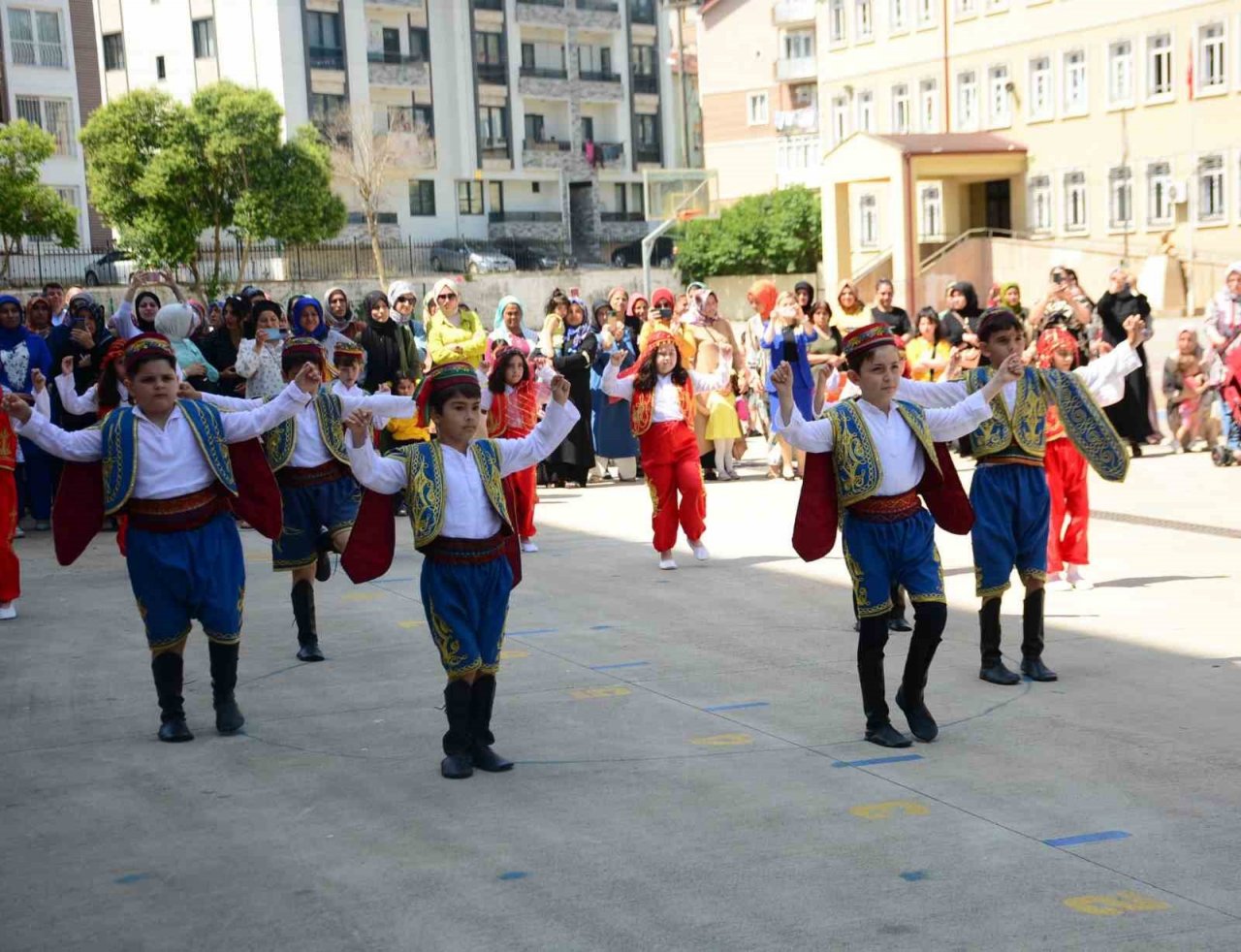 Minikler karnelerini valinin elinden aldı