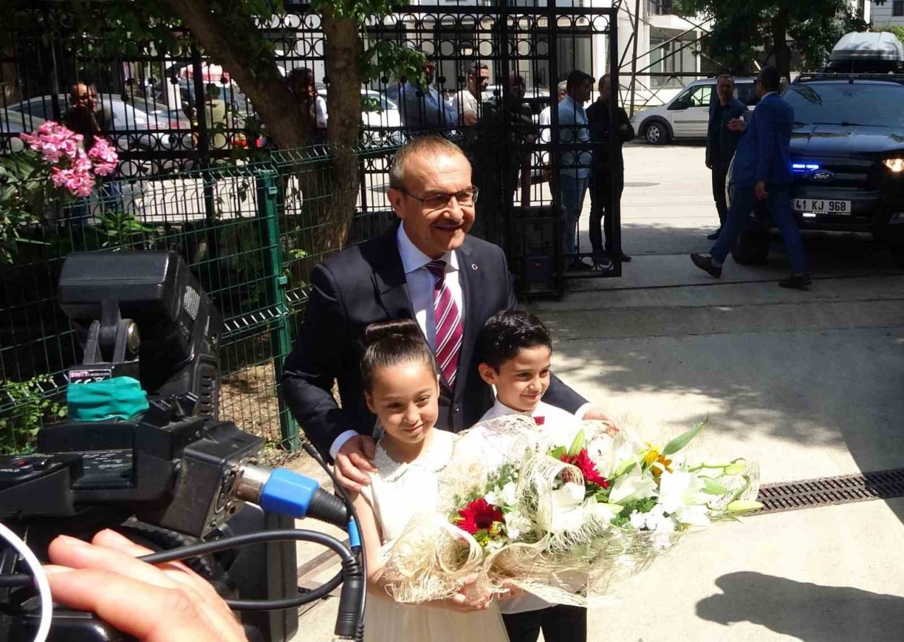 Minikler karnelerini valinin elinden aldı