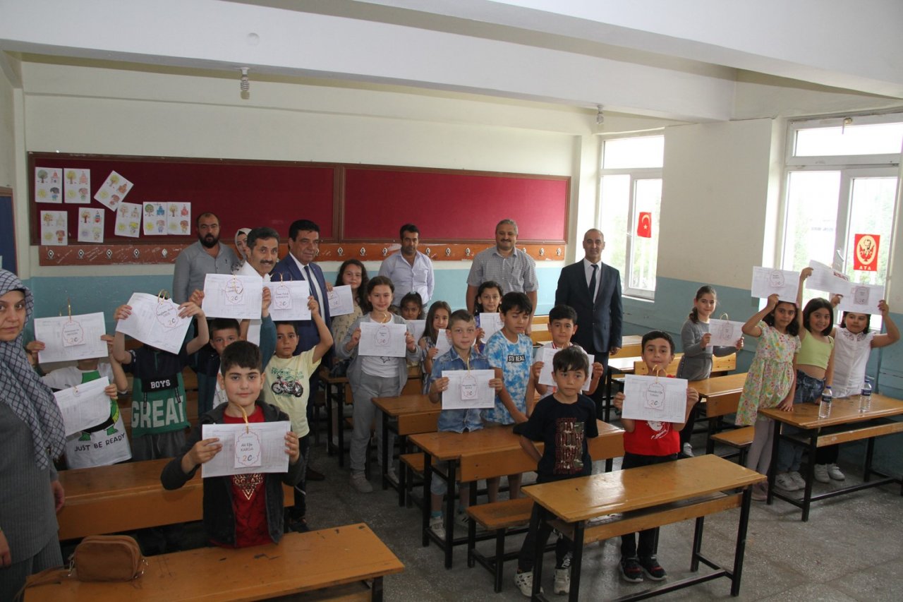 Kula’da 6 bin 362 öğrenci karne sevinci yaşadı