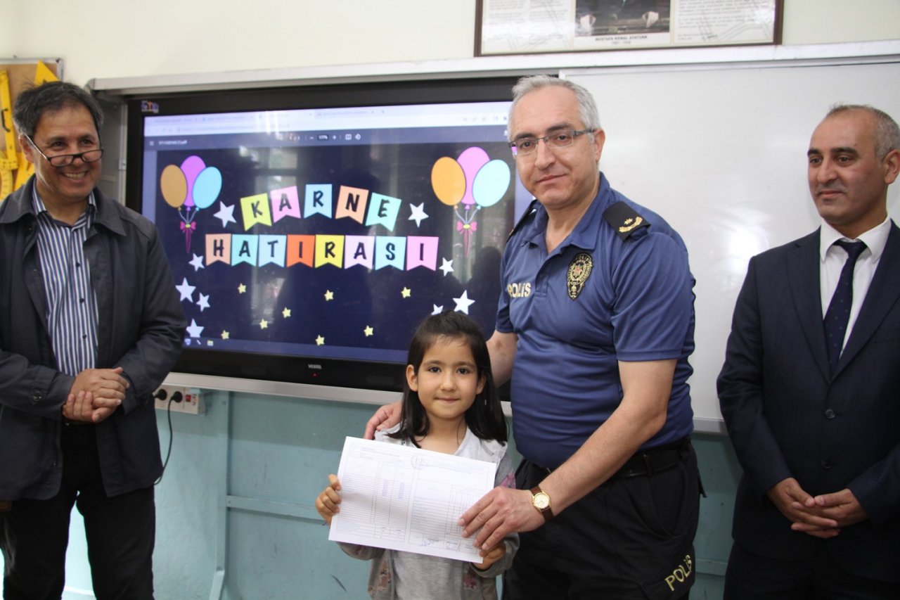 Kula’da 6 bin 362 öğrenci karne sevinci yaşadı