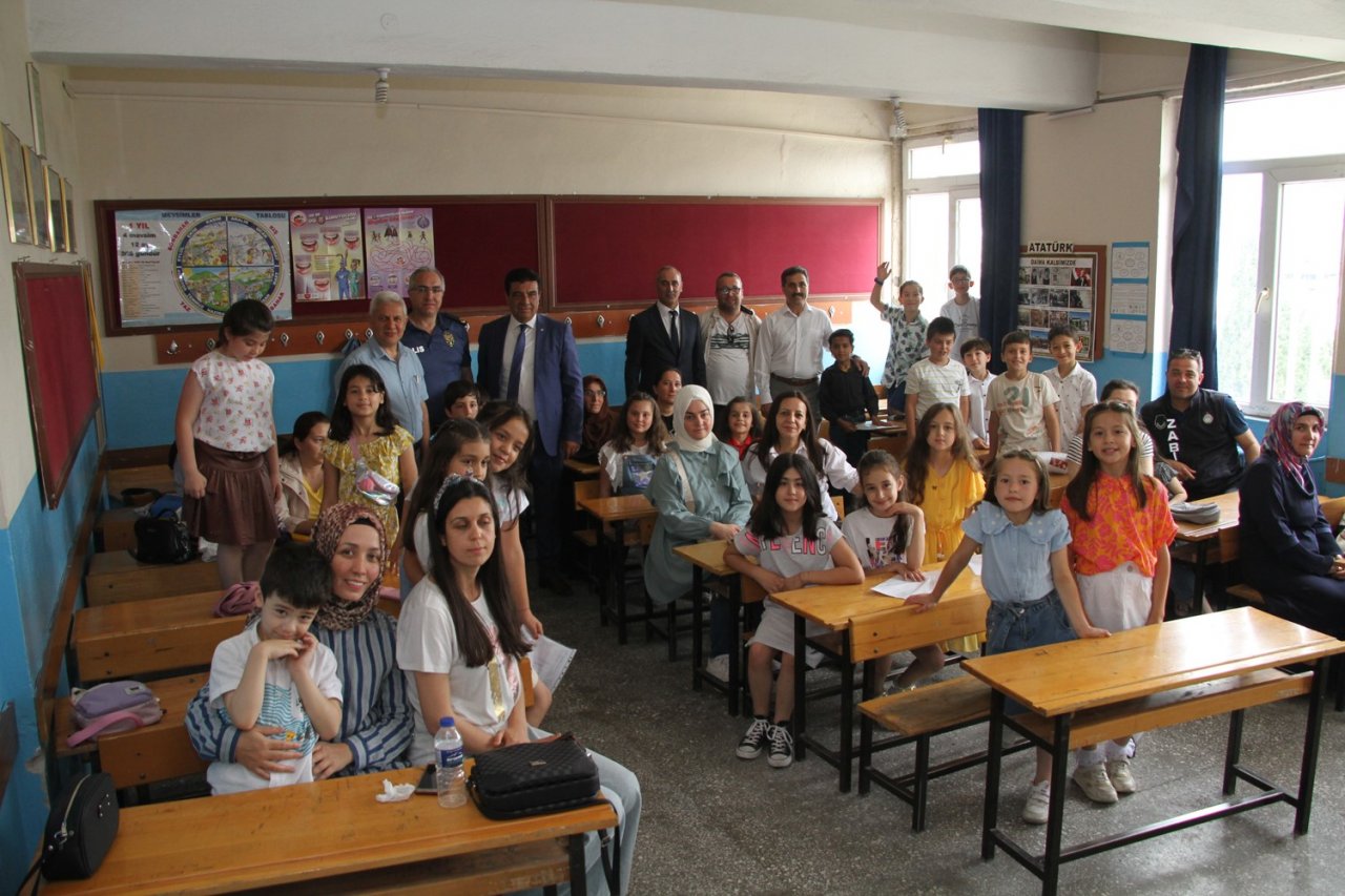 Kula’da 6 bin 362 öğrenci karne sevinci yaşadı