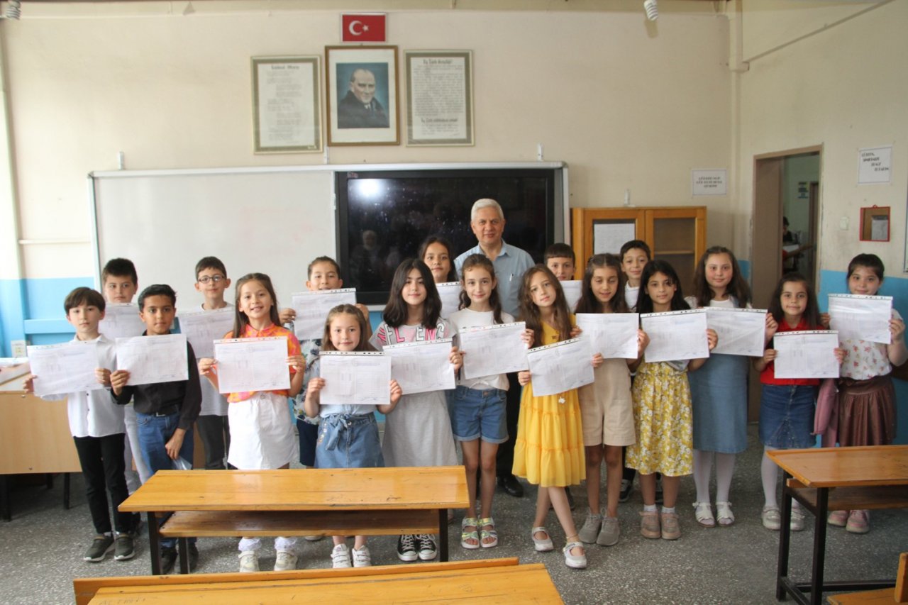 Kula’da 6 bin 362 öğrenci karne sevinci yaşadı