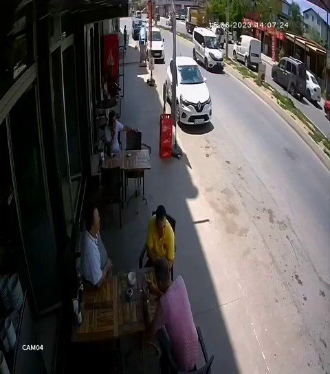 Tuzla’da aracın çarptığı yayanın havada taklalar attığı kaza kamerada