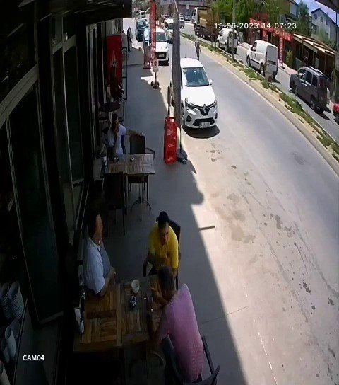 Tuzla’da aracın çarptığı yayanın havada taklalar attığı kaza kamerada