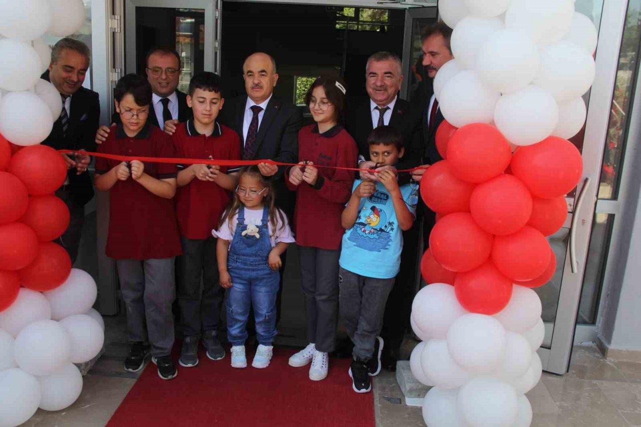 Vali Dağlı, Havza’da öğrencilere karne dağıttı