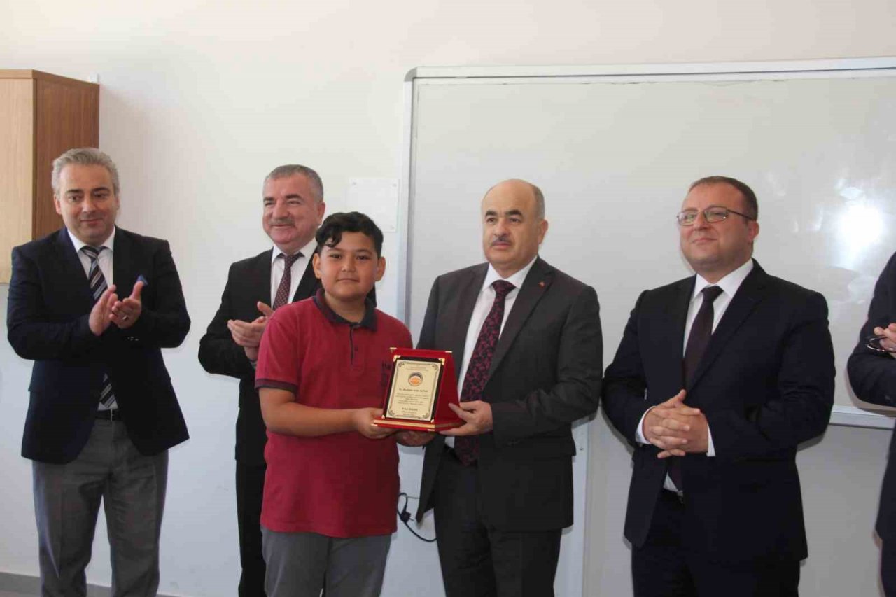 Vali Dağlı, Havza’da öğrencilere karne dağıttı