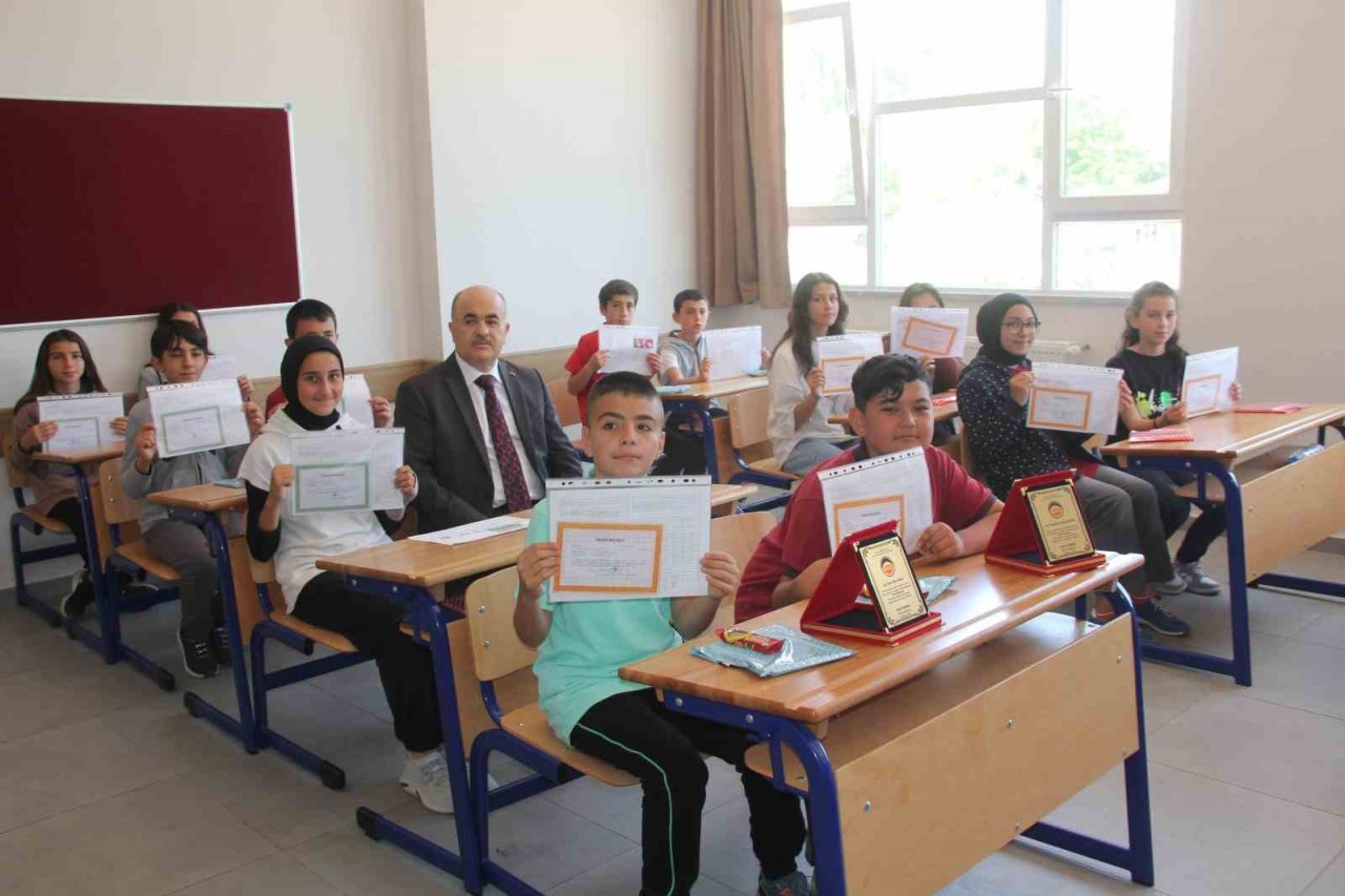 Vali Dağlı, Havza’da öğrencilere karne dağıttı